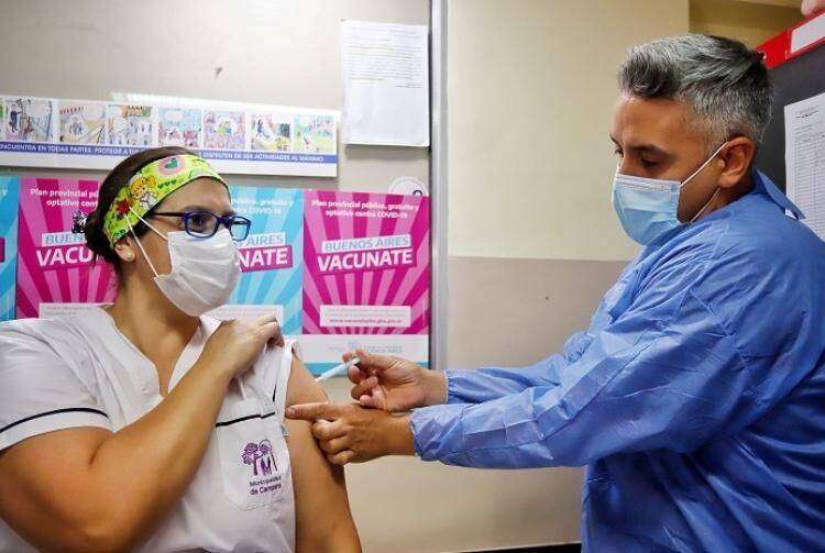 En la Provincia ya analizan vacunar con una sola dosis