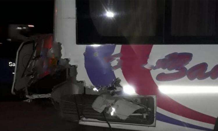 Tren de pasajeros y colectivo chocan en el paso a nivel del acceso a Pigüé