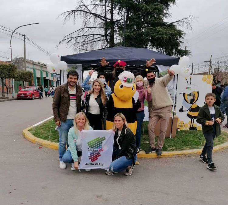 Santa María: con propuestas ecológicas y la tradicional abeja Poly, Ciudad SUR estuvo presente en la Kerb