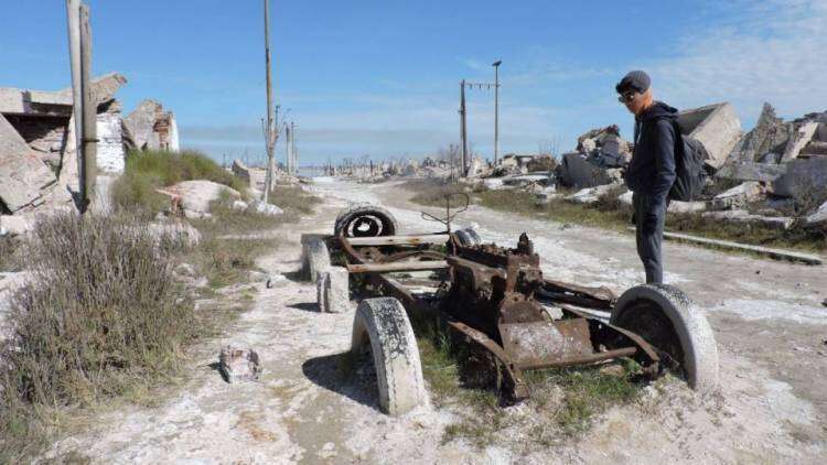 Epecuén: qué marca y de quién es el famoso vehículo que aparece en todas las fotos