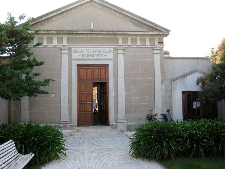 Biblioteca Sarmiento: XX Salón de Artes Plásticas “Rodolfo Brandenberg”, su presente en la comunidad suarense  y el paso del Bibliomóvil 