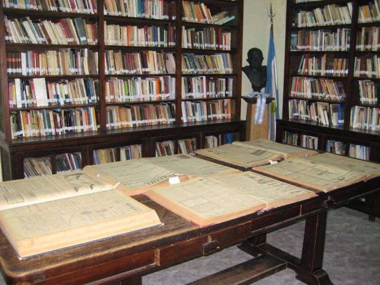Biblioteca Sarmiento: XX Salón de Artes Plásticas “Rodolfo Brandenberg”, su presente en la comunidad suarense  y el paso del Bibliomóvil 