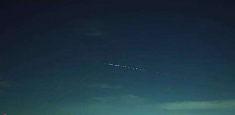 Una hilera de luces iluminó el cielo en algunas provincias y estallaron las redes