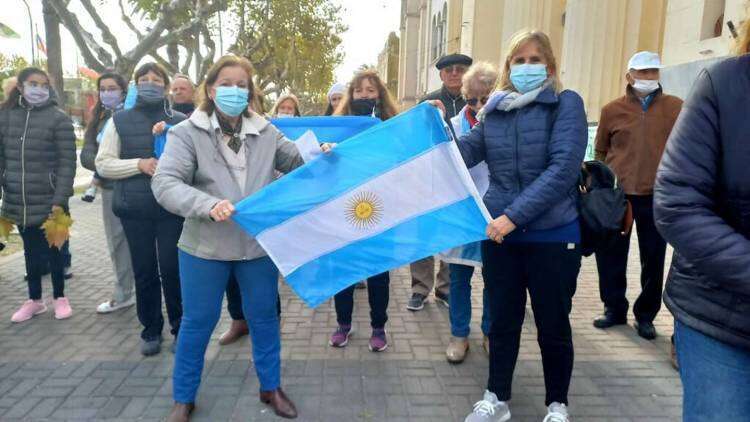 Con una canción irónica, productores de Bolívar protestaron por el mal estado de los caminos