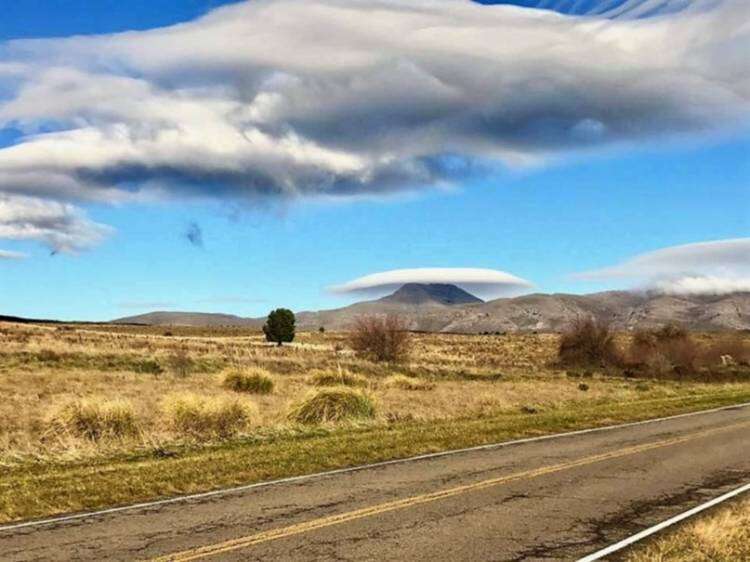 ¿Un sombrero o un ovni? Las fotos de una curiosa nube sobre el cerro Tres Picos