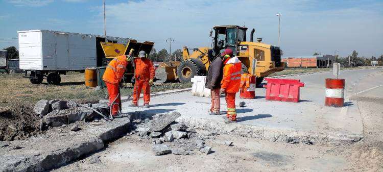Vialidad Nacional ejecuta la demolición y reparación de losas en la rotonda de RN 33 y RP 67