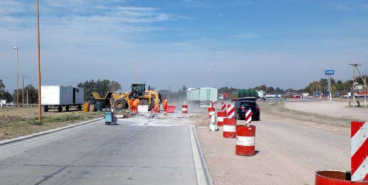 Vialidad Nacional ejecuta la demolición y reparación de losas en la rotonda de RN 33 y RP 67