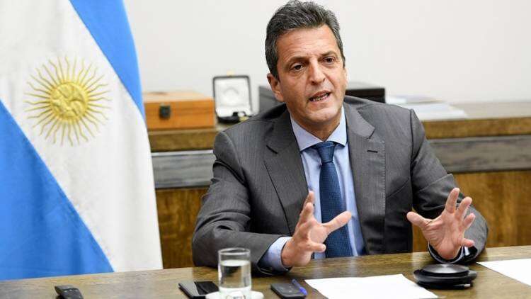 Massa prometió congelar ingreso de empleados al Estado, pero no cumplió: por qué 11.000 personas pasan a planta permanente