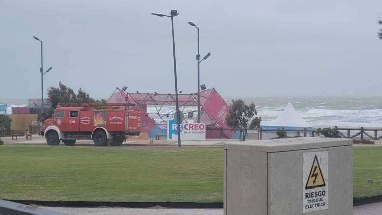 El fuerte viento tiró todo un parador en Monte Hermoso 