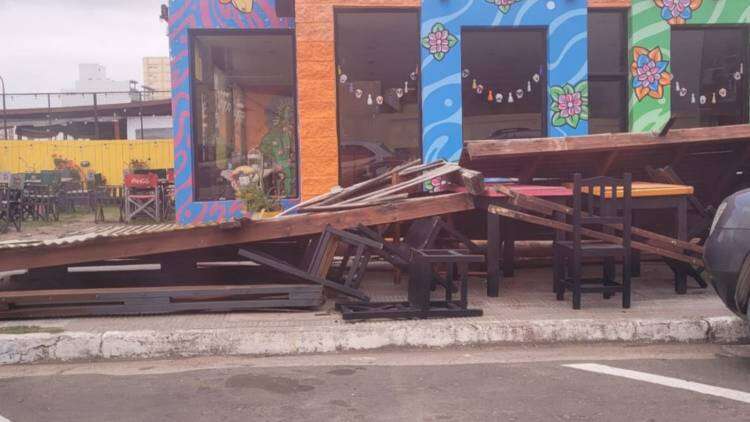 El fuerte viento tiró todo un parador en Monte Hermoso 