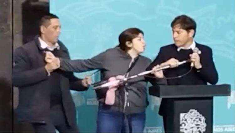 Una mujer increpó a Axel Kicillof en pleno acto