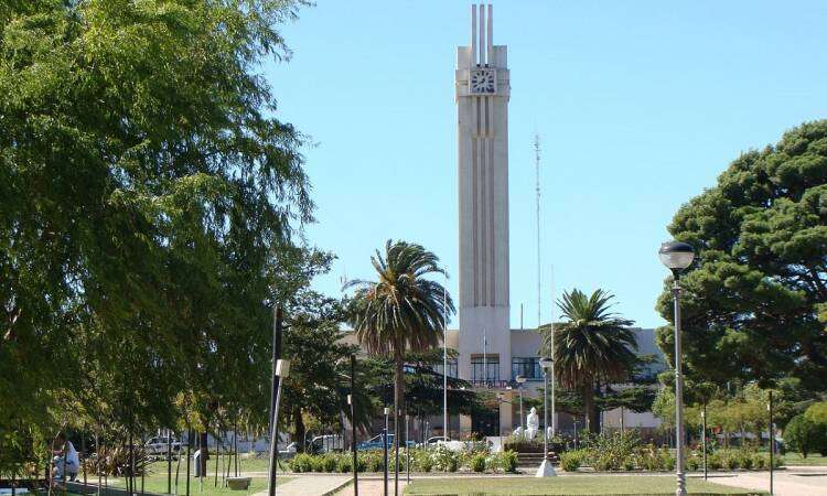 Denuncian que en Tornquist “poncharon” una camioneta y el Municipio la usa para llevar leña