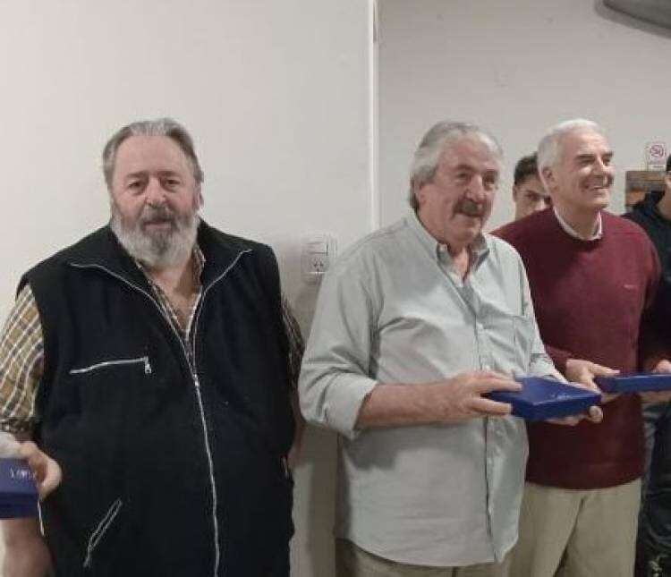 El Aeroclub Coronel Suárez distinguió a sus ex presidentes en la cena de su 90 aniversario 