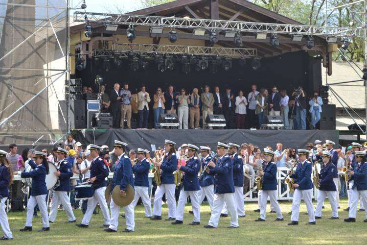 Gran despliegue y excelente marco de público durante el acto inaugural y desfile de Grandes Campeones 