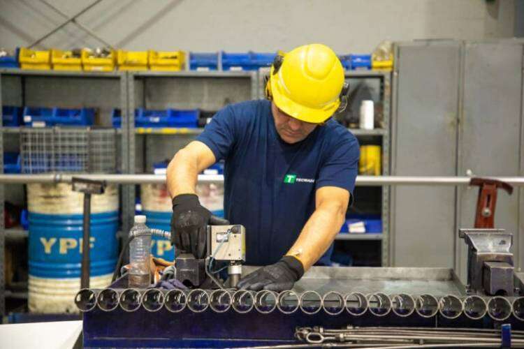 Pymes: la actividad manufacturera cayó 3,7% anual en noviembre, -13,6% en lo que va de 2024