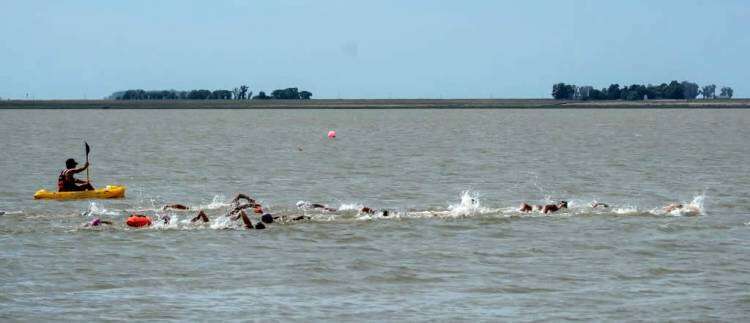 UN NUEVO CRUCE A NADO AL LAGO COCHICÓ