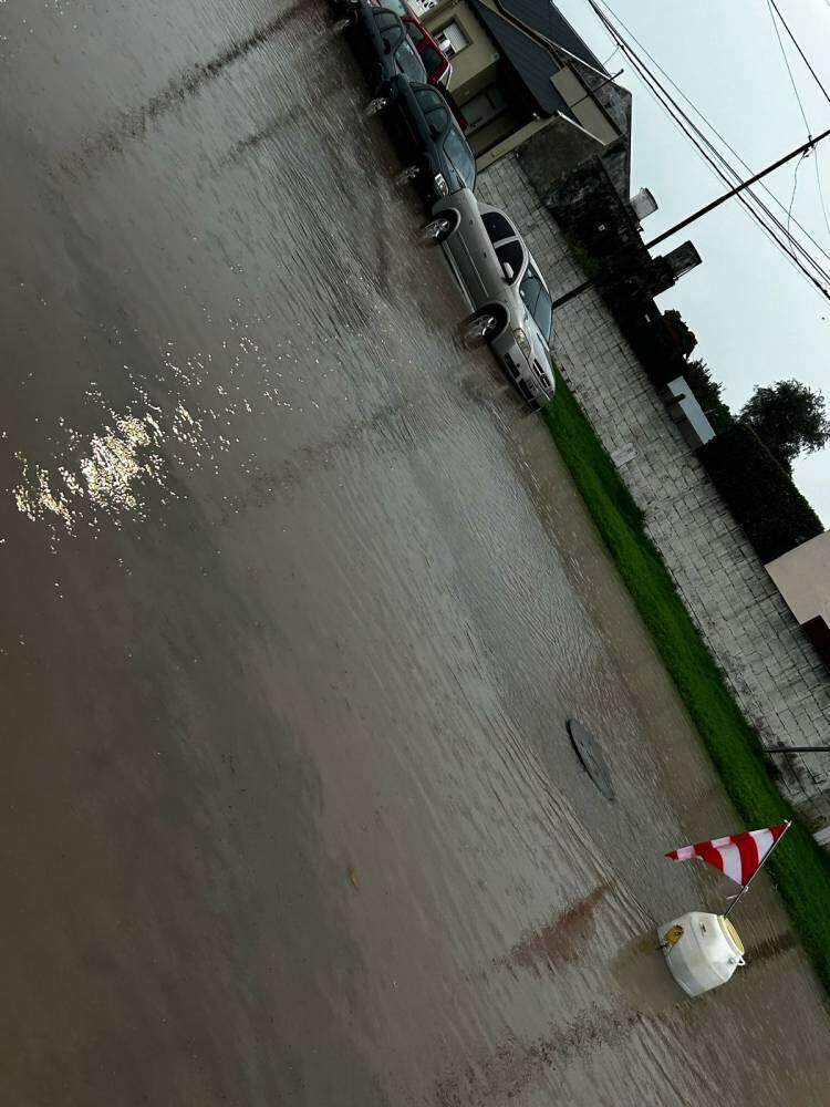 ¡Precaución! Tapa de desagüe desprendida en 25 de Febrero