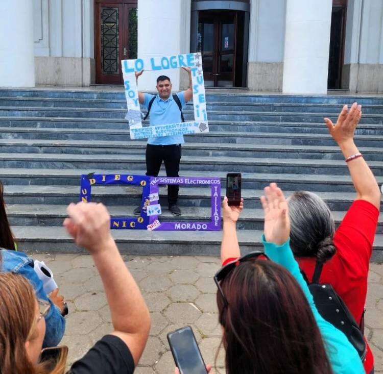 Albañil, vendedor ambulante, mozo, verdulero, repartidor… y ahora graduado universitario