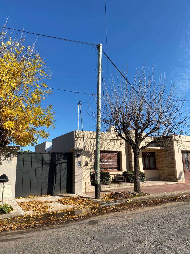Pérdidas de agua corriente en Rivadavia al 700 sin solución