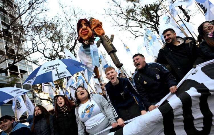 Cristina Kirchner dijo que “el modelo de Milei se cae” y arengó a la militancia: “Vamos a volver con más fuerza y unidad”
