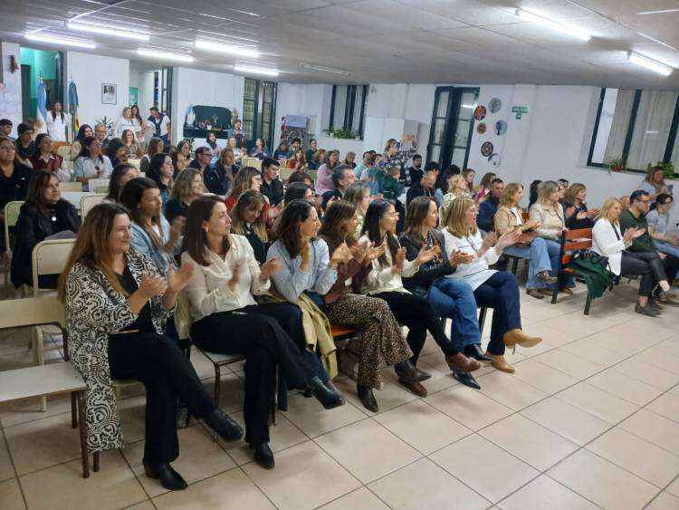 Emotivo acto oficial por el Día del Maestro en Pueblo San José