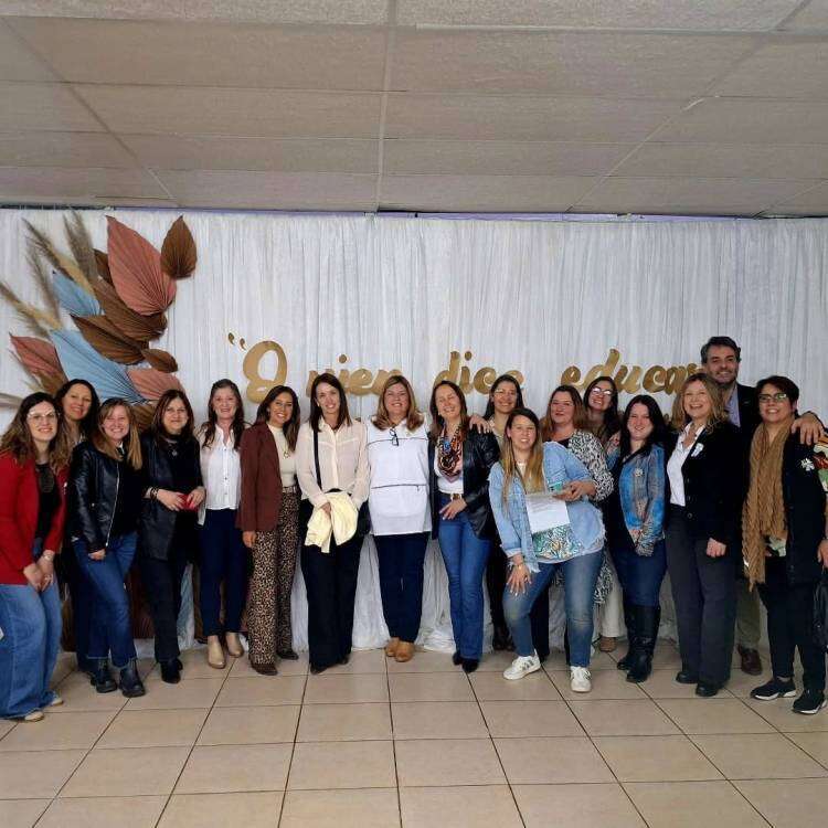 Emotivo acto oficial por el Día del Maestro en Pueblo San José