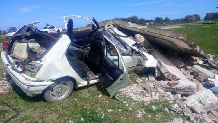 Grave accidente en el acceso a Monte Hermoso: un auto chocó contra una garita