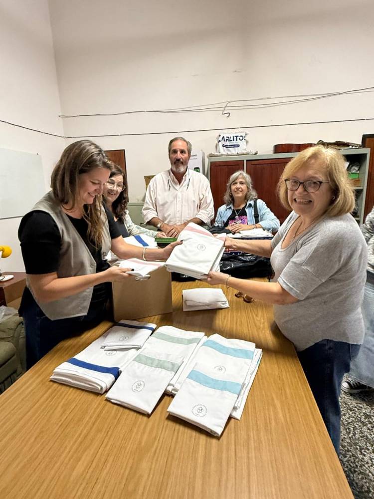 Entrega de sábanas al Hogar de Ancianos de Huanguelén