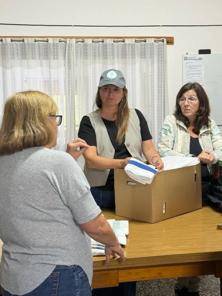 Entrega de sábanas al Hogar de Ancianos de Huanguelén
