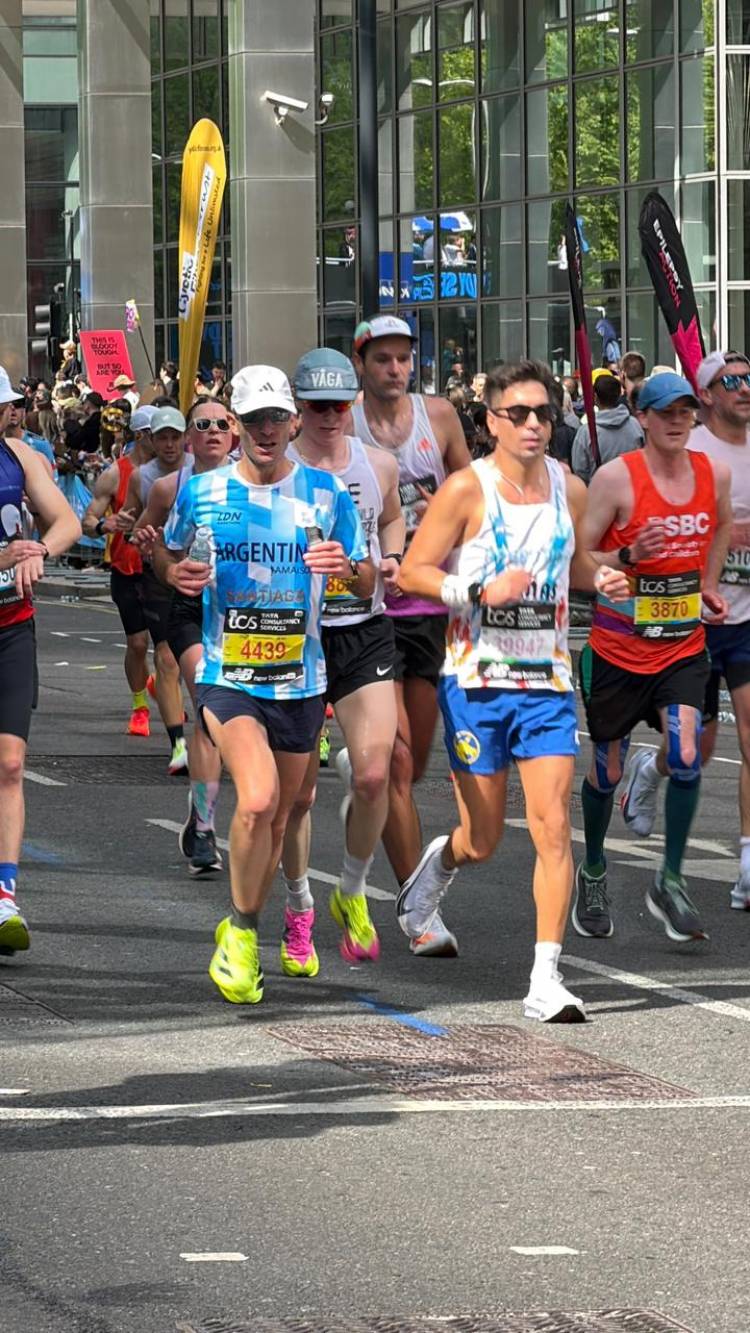 El suarense Santiago Bonaterre batió su marca personal en la maratón de Londres