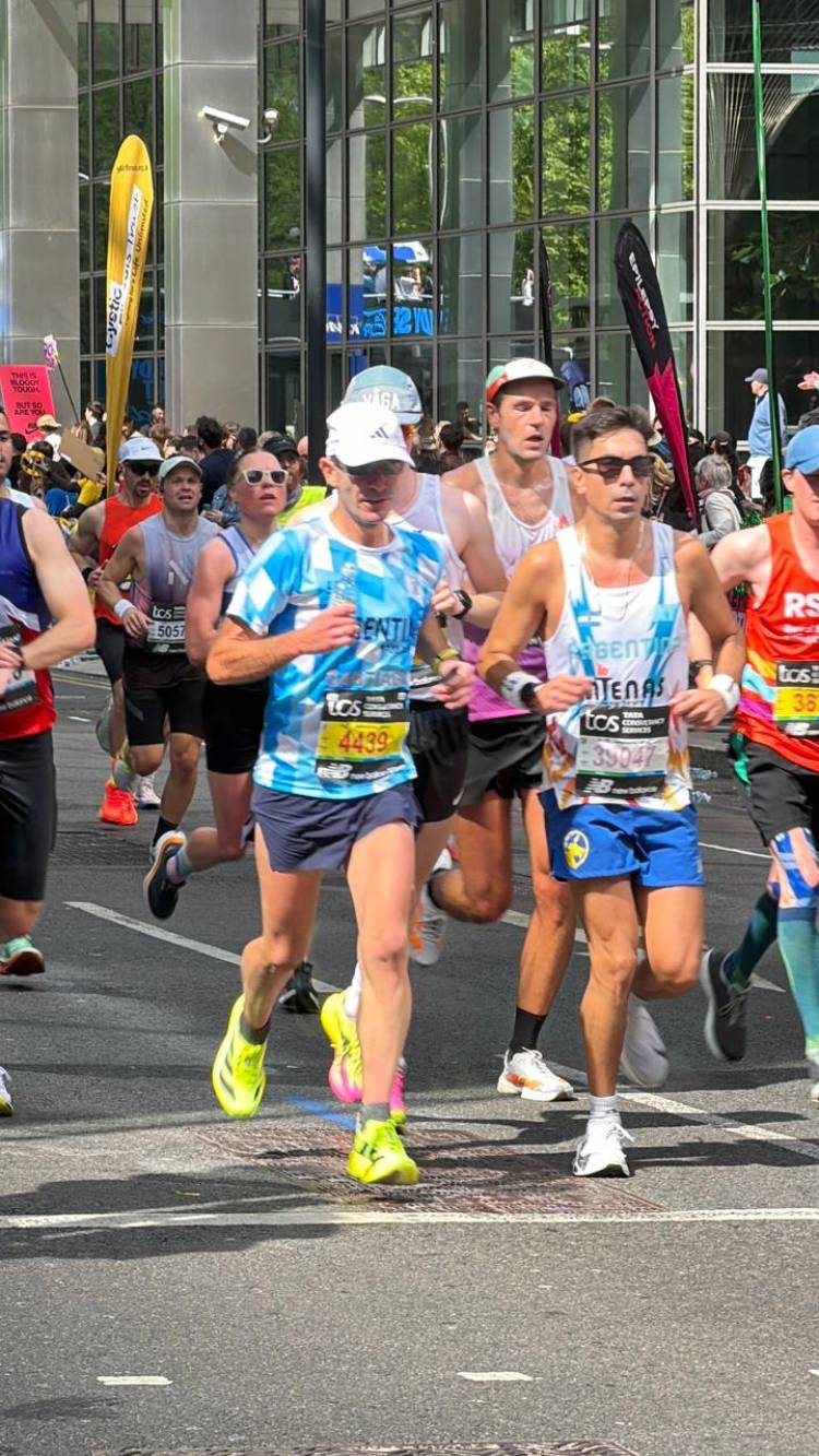 El suarense Santiago Bonaterre batió su marca personal en la maratón de Londres