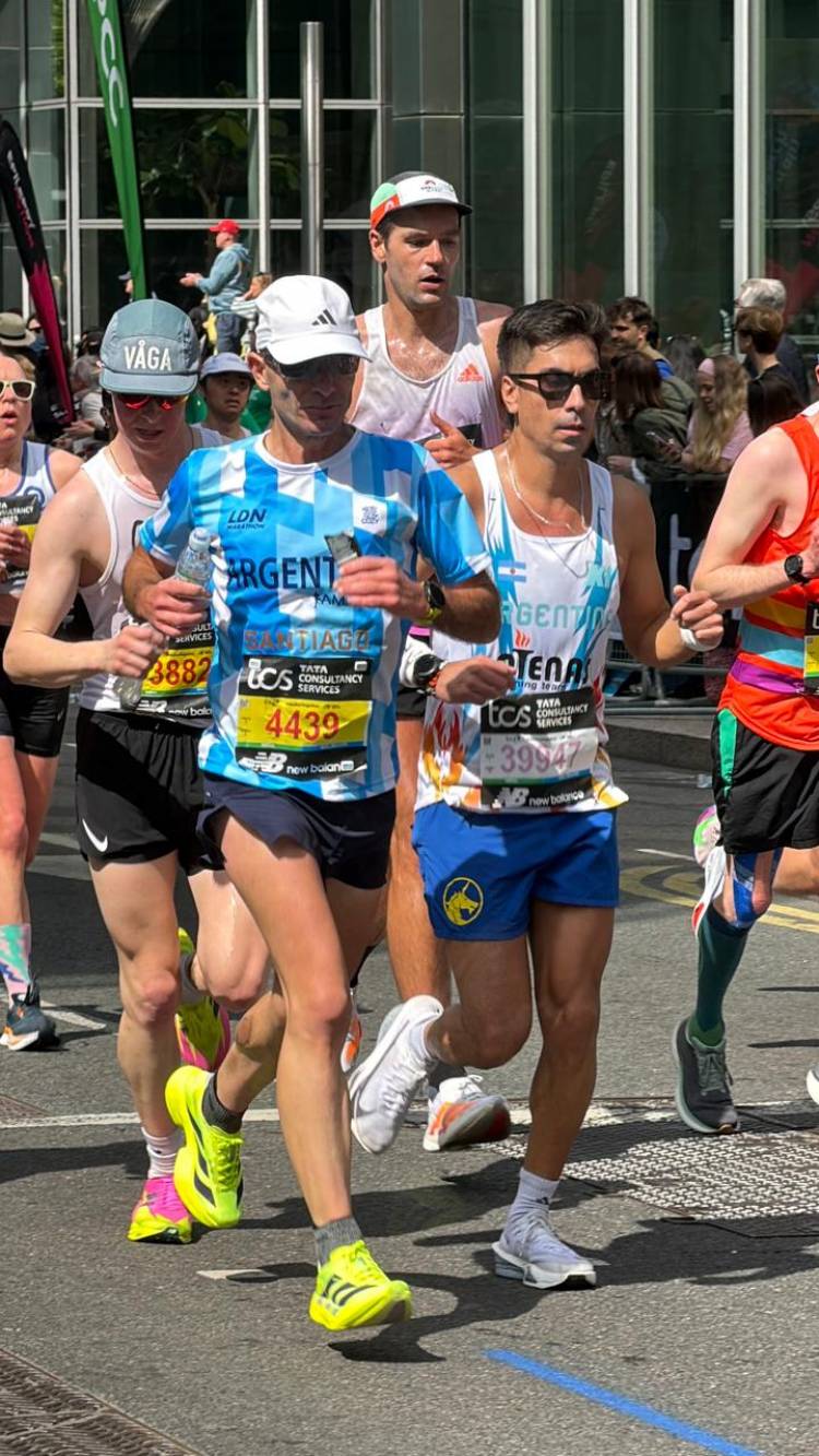 El suarense Santiago Bonaterre batió su marca personal en la maratón de Londres