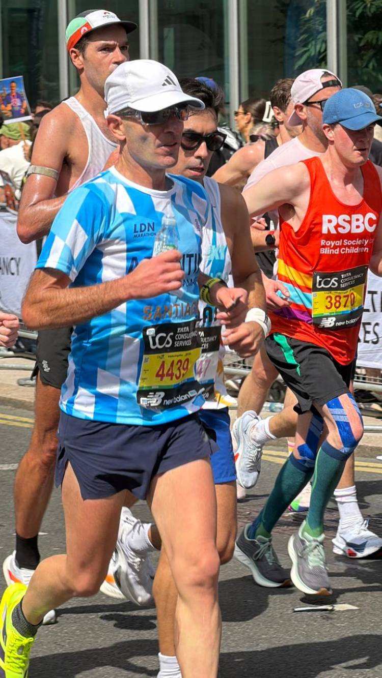 El suarense Santiago Bonaterre batió su marca personal en la maratón de Londres