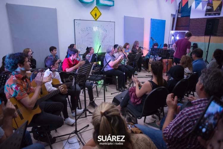 Una peña sinfónica marca el debut de jóvenes estudiantes suarenses