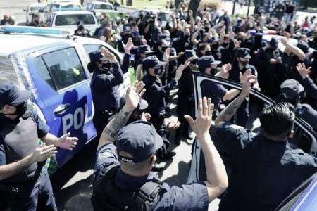 Berni evalúa desafectar a otros 1.400 policías por las protestas del año pasado