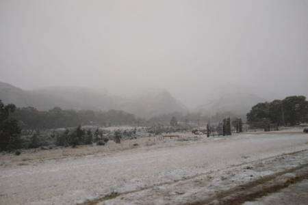 Una intensa nevada pintó todo de blanco en la Comarca Serrana