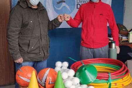 Entrega de material deportivo a clubes del distrito