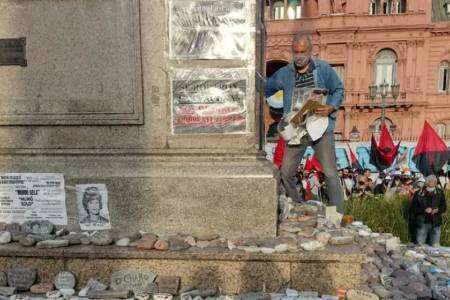 Día de la Lealtad: pisaron las piedras de los muertos por Covid-19 para arrancar fotos de víctimas