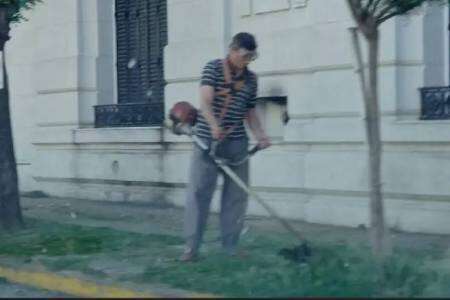 Pigüé: el Intendente salió a cortar el pasto y recoger la basura tras un paro general de trabajadores municipales