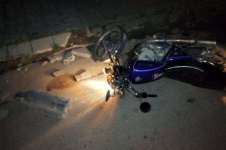Un delivery rompió su moto al chocar con un pedazo de cordón cuneta que estaba en la calle