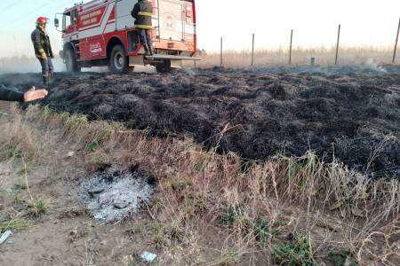 Sorprende un inicio de incendio en un campo vecino al basurero