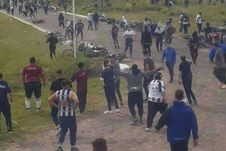 La razón del grave enfrentamiento entre barras de Talleres y piqueteros en Chaco, con balacera y un herido