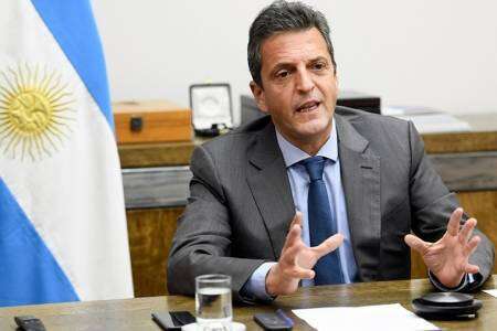 Massa prometió congelar ingreso de empleados al Estado, pero no cumplió: por qué 11.000 personas pasan a planta permanente