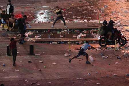 Graves incidentes en el Obelisco: hinchas que habían ido a esperar a la selección argentina atacaron a la Policía y hay ocho efectivos heridos