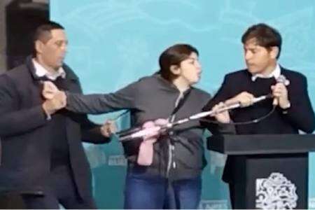 Una mujer increpó a Axel Kicillof en pleno acto