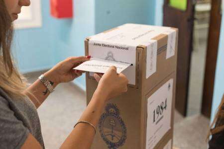 Comenzó la veda electoral de las PASO: qué no se puede hacer