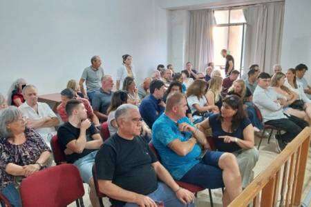 Polémica, discusiones y presencia policial en la sesión del CD en Tornquist