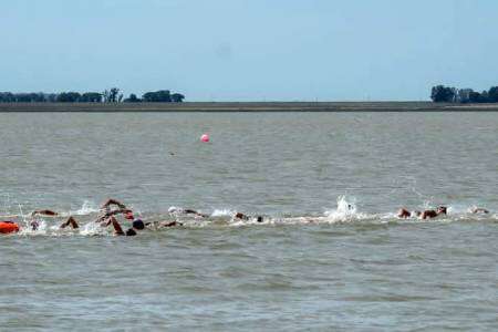 UN NUEVO CRUCE A NADO AL LAGO COCHICÓ