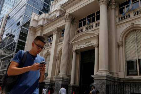 El Gobierno abre una nueva etapa del esquema cambiario con un dólar más lento y busca otra baja de la inflación