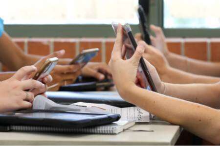 Pruebas PISA: de 80 países evaluados, los alumnos argentinos son los que más se distraen con el celular en clase